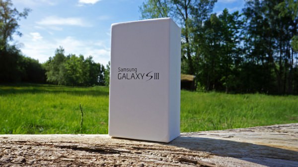 Samsung Galaxy S III front of box