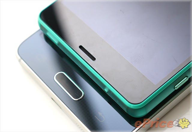 Bilder som jämför Galaxy Alpha med Xperia Z3 Compact