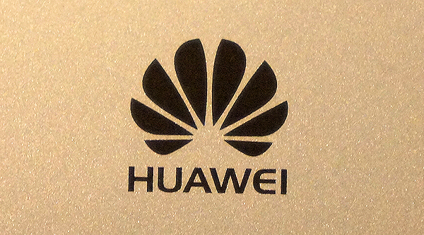 Значит хуавей. Хуавей бренд. Huawei картинки логотип. Вертикальные логотипы Huawei. Бежевый логотип.