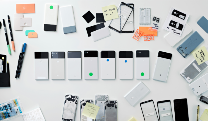 Ivy Ross visar prototyper av Google-produkter