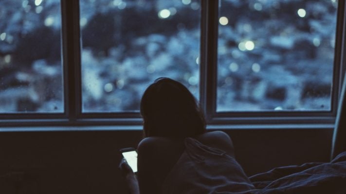 Använder du mobilen i sängen innan du somnar?